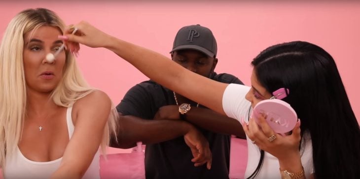Kylie Jenner y Khloé Kardashian maquillándose