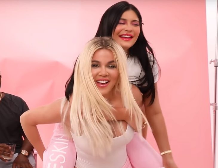 Kylie Jenner y Khloé Kardashian maquillándose