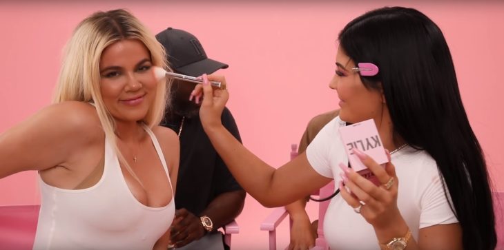 Kylie Jenner y Khloé Kardashian maquillándose