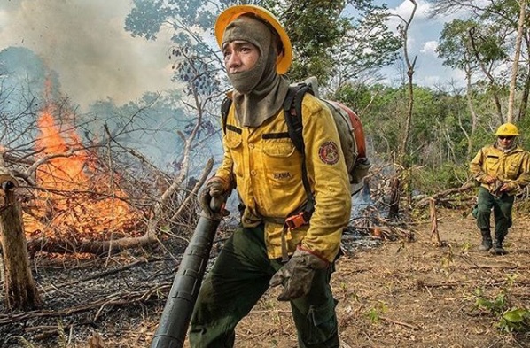foto de un brigadista en uno de los incendios de la Amazonia