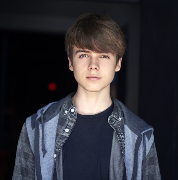 Nickelodeon lanza teaser de serie de terror ¿Le temes a la oscuridad?; Sam Ashe Arnold como Gavin