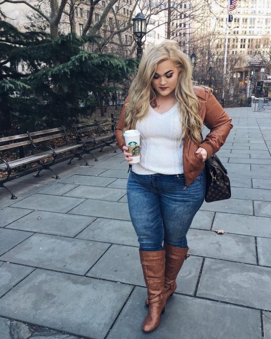 Atuendos para chicas plus size; chica rubia con vaso de Starbucks 