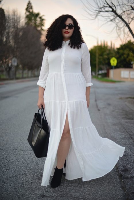 Atuendos para chicas plus size; chica de cabello chino con maxivestido blanco