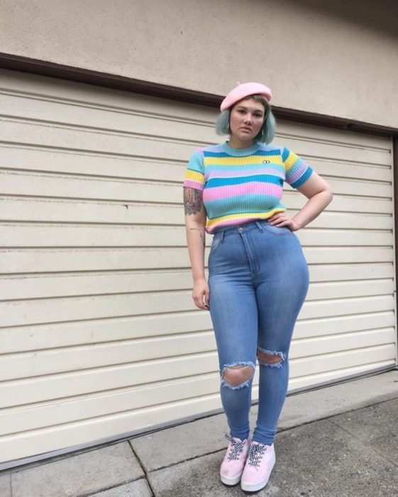 Atuendos para chicas plus size; chica con blusa tejida de colores pastel y boina rosa, cabello de hongo azul