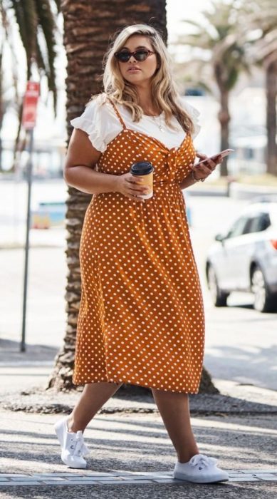 Atuendos para chicas plus size; chica con vestido playero encima de una blusa básica blanca