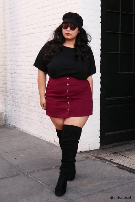 Atuendos para chicas plus size; chica con boina, falda roja y botas largas