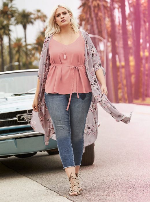 Atuendos para chicas plus size; chica rubia con blusa rosa y pantlaón de mezclilla