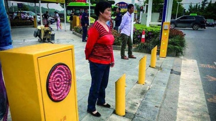 los arbotantes chinos que empapan a los transeúntes que cruzan la calle cuando no deben