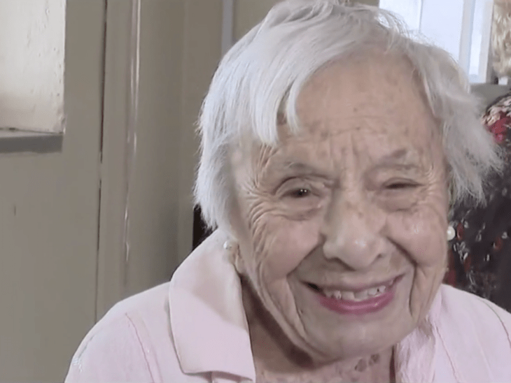 Louise Signore de 107 años sonriendo