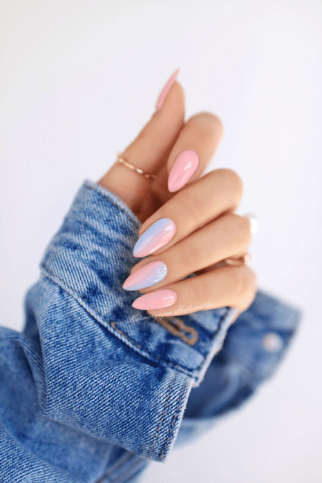 Manicura; uñas de almendra color rosa degradado a azul