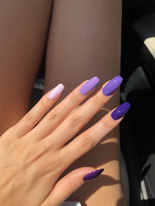 Manicura; uñas largas de diferentes tonalidades de morado, degradado