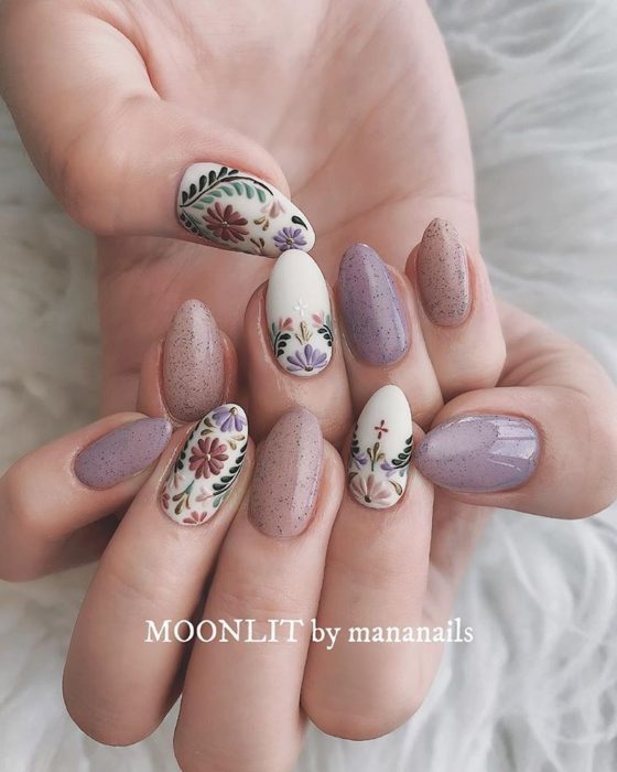 Manicura; uñas de almendra con flores y textura de roca