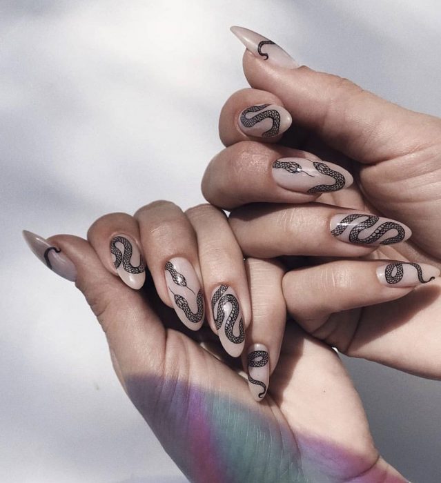 Manicura; uñas de almendra con diseño de serpientes