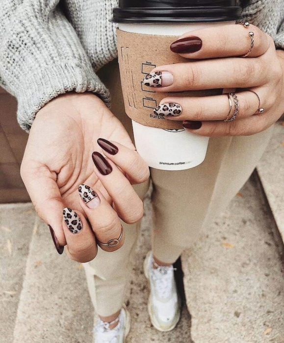 Manicura; uñas de almendra con animal print