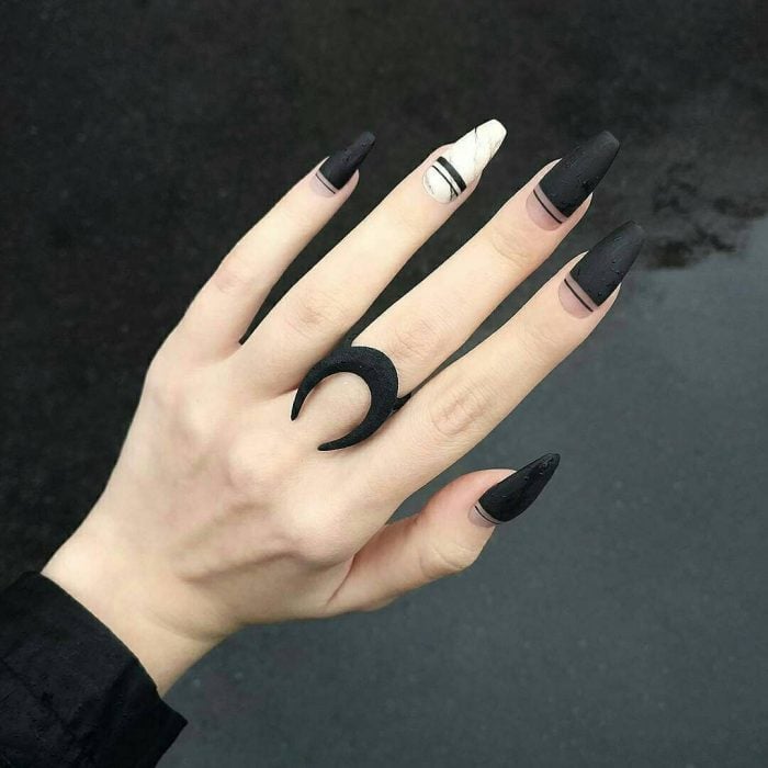Manicura; uñas largas estilo gótico, negras con líneas delgadas y diseño de mármol