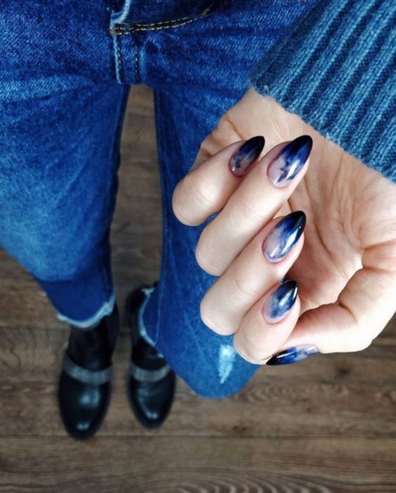 Manicura; uñas de almendra color azul rey con efecto de humo