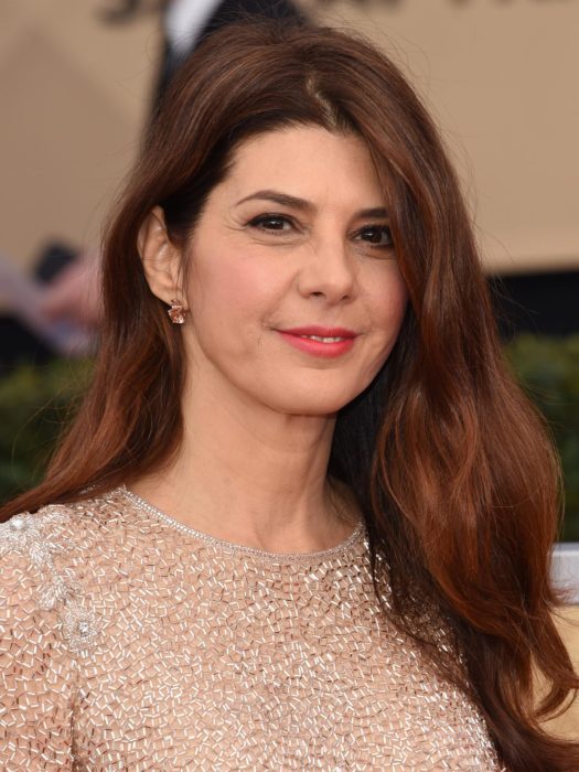 Marisa Tomei con vestido nude y cabello suelto