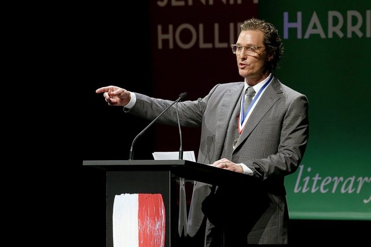 Matthew McConaughey en un estrado hablando con los alumnos de la universidad 