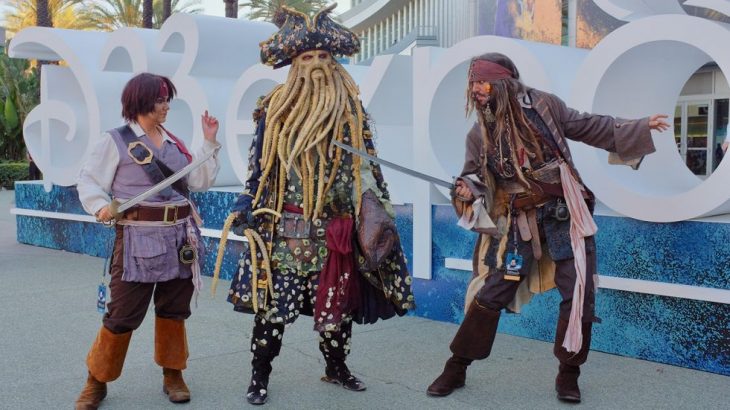 Grupo de amigos con cosplay de Piratas del Caribe en la Expo D23 