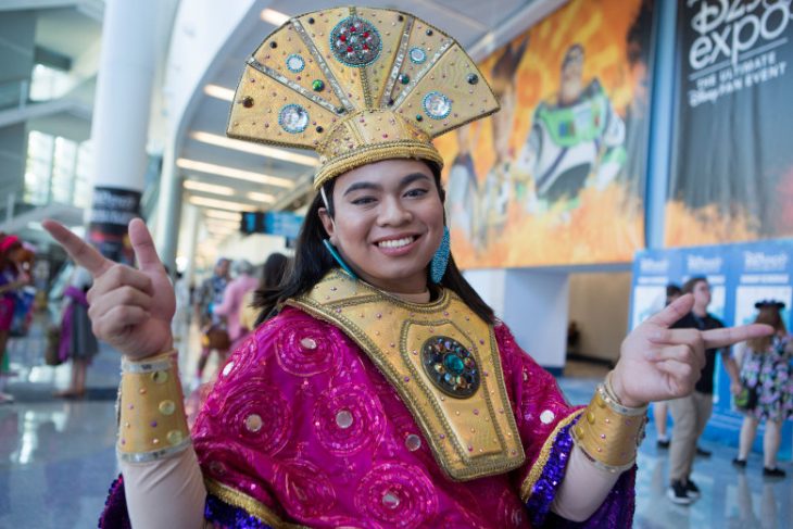 Chico con cosplay de Kuzco, Las locas aventuras del emperador, Expo D23, Disney