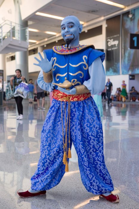 Chico con cosplay de El Genio, Aladdin, Expo D23, Disney