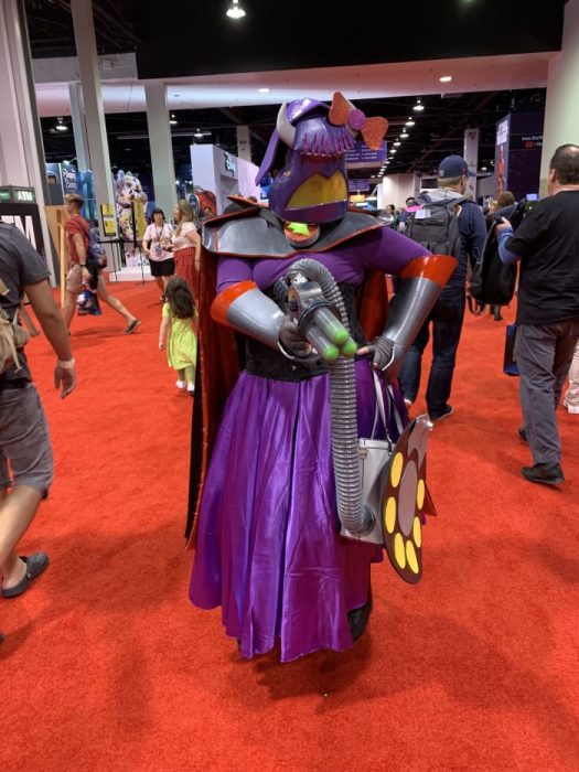 Hombre con cosplay de Zurg de Toy Story en la Expo D23 de Disney