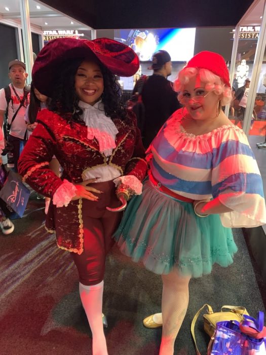 Chicas con cosplay inspirado en el capitán Garfio en la Expo D23 de Disney