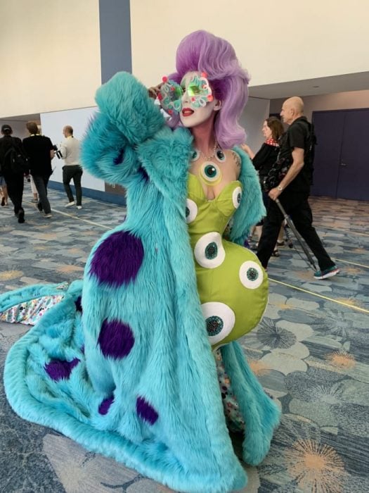 Chica con cosplay inspirado en Monsters Inc. , Expo D23, Disney