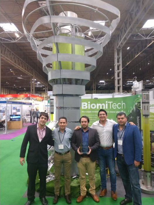 personal de BiomiTech muestran su torre en una expo