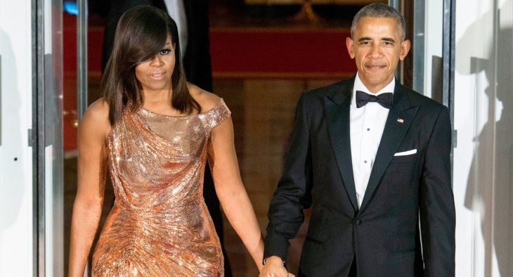 Michelle y Barack Obama tomados de la mano