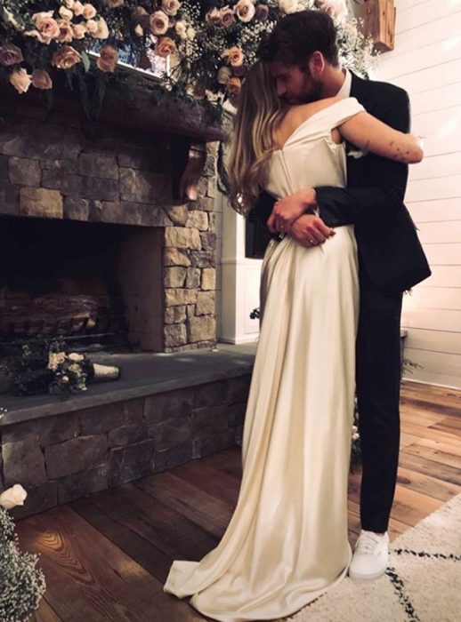 Miley Cyrus y Liam Hemsworth en su boda