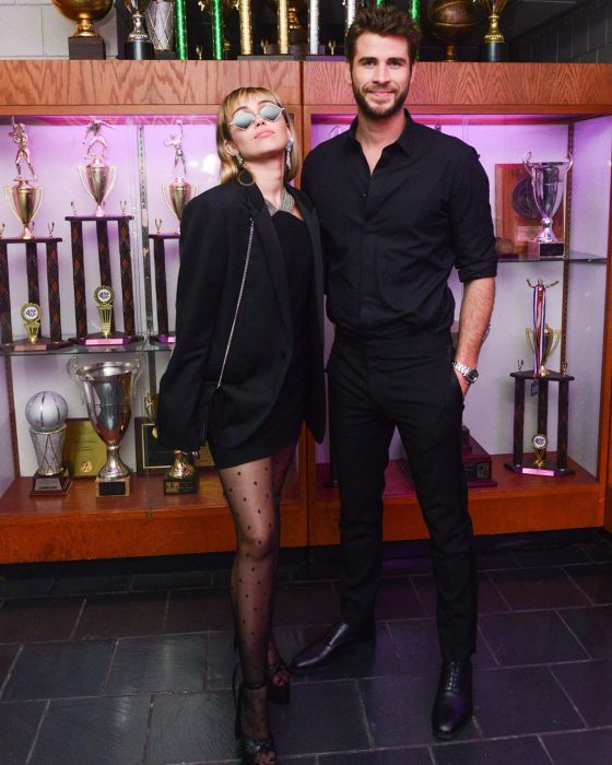 Miley Cyrus y Liam Hemsworth posando para foto