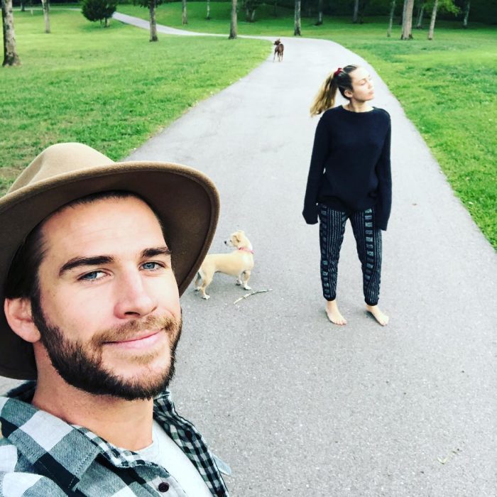 Miley Cyrus y Liam Hemsworth con su perro