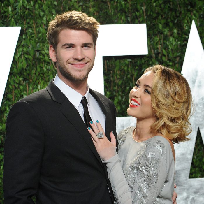 Miley Cyrus mirando a Liam Hemsworth