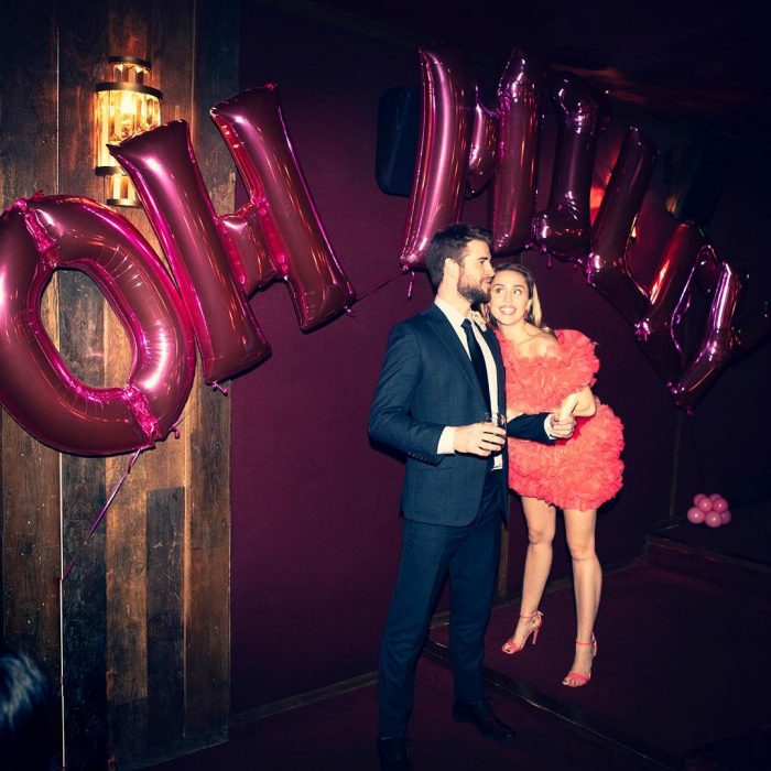 Miley Cyrus y Liam Hemsworth en el cumpleaños de la cantante, globos rosas en la pared