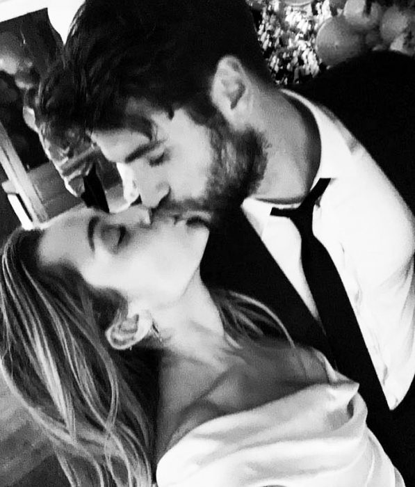 Miley Cyrus y Liam Hemsworth besándose en su boda