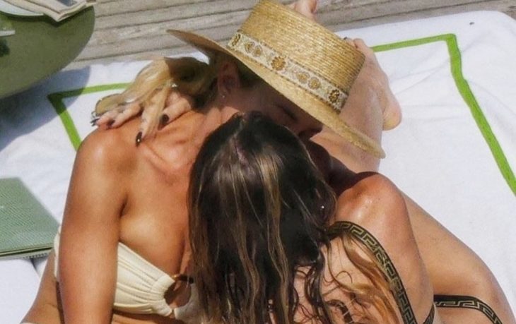Miley Cyrus besando a una chica mientras se encuentran de vacaciones en Italia