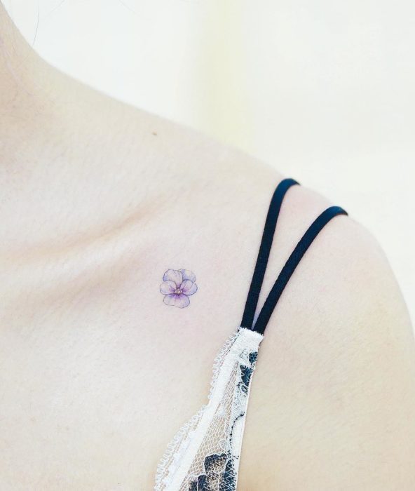 Tatuadora china, Mini Lau; tatuaje pequeño y femenino con colores pastel de una flor lila