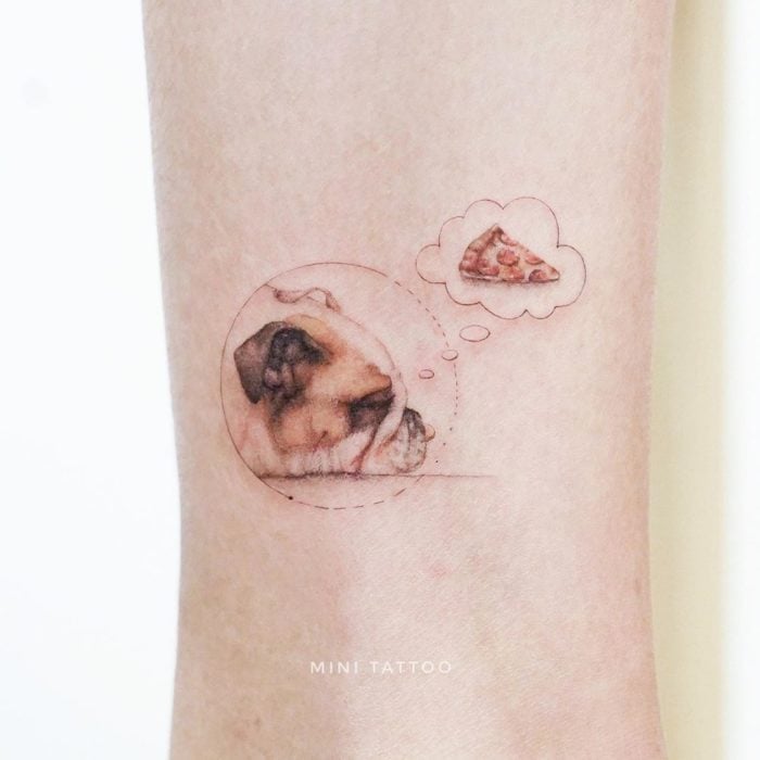 Tatuadora china, Mini Lau; tatuaje pequeño y femenino con colores pastel de perro bullgog con pizza
