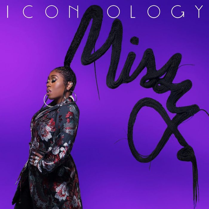 Missy Elliott posando para la portada de su nuevo disco iconology, usando una chaqueta negra y largas trenzas