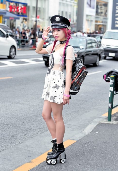 Moda japonesa harajuku; chica de cabello rosa peinado con trenzas, zapatos de plataforma con street style