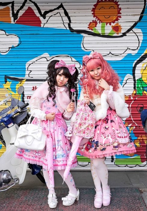 Moda japonesa harajuku; vestidos estilo lolita de color rosa