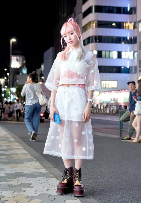 Moda japonesa harajuku; mujer con cabello rosa con ropa de encaje blanco y botas color vino de plataforma