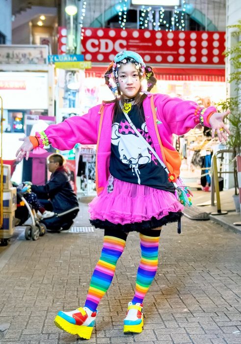 Moda japonesa harajuku; mujer con ropa colorida, accesorios de cabello y calcetas de colores del arcoiris