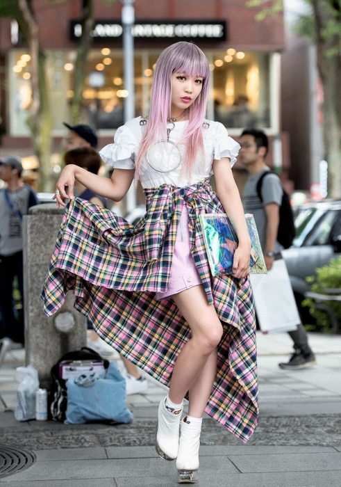 Moda japonesa harajuku; chica de cabello largo, con fleco de color rosa