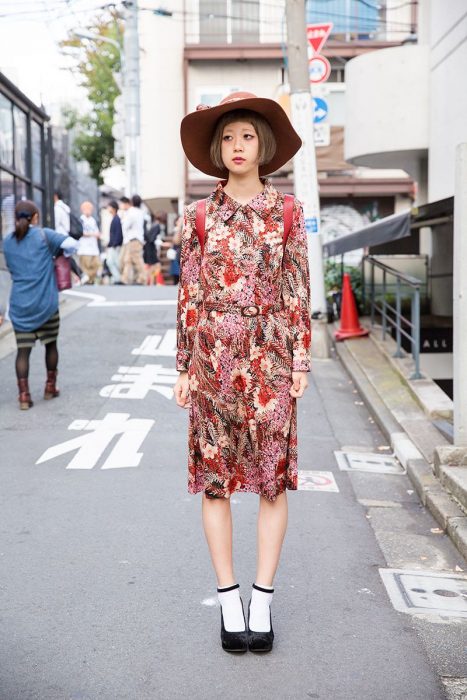 Moda japonesa harajuku; chica en la calle con vestido floral vintage, sombrero de verano y zapatos con calcetas blancas