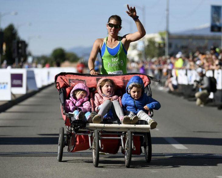 Cynthia Arnold concluyendo el maratón de Mossula con sus tres hijos en la carriola