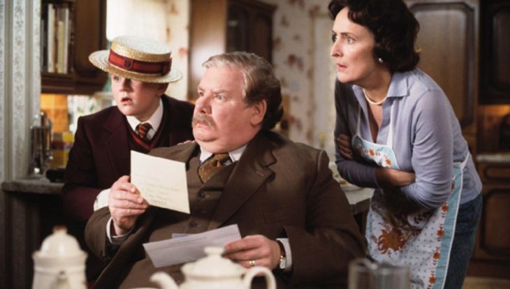 Los Dursley leyendo la carta de Harry Potter de admisión, Harry Potter