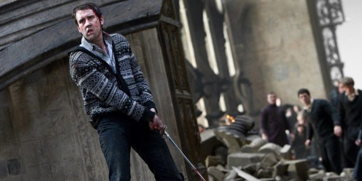 Neville Longbotton sosteniendo la espada de Griffyndor 