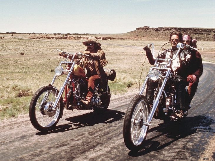 escena de Easy Rider, motos en un camino